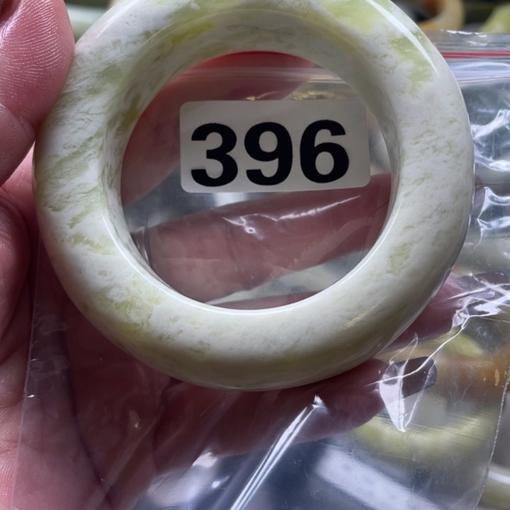 小***孟蛇纹石玉未镶嵌手镯