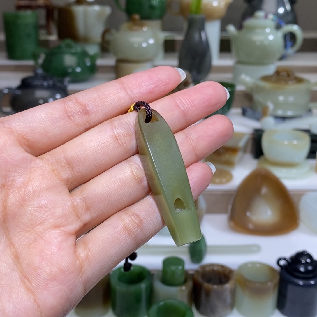 和田玉把件未镶嵌黄玉玉哨福利款