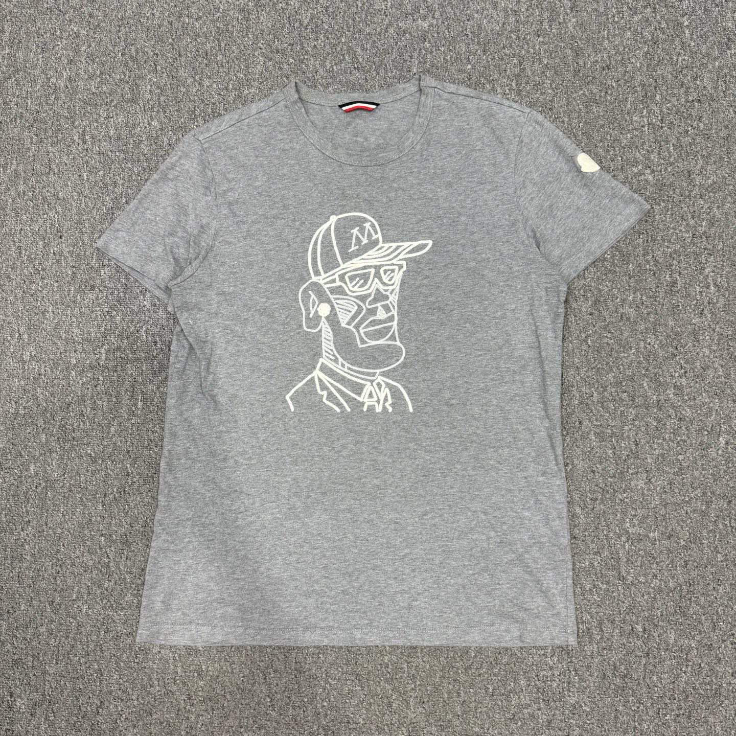 99新 MONCLER 14524155 Moncler蒙口 灰色1952系列人像短袖 L码