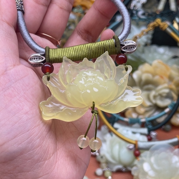 蛇纹石玉吊坠合金