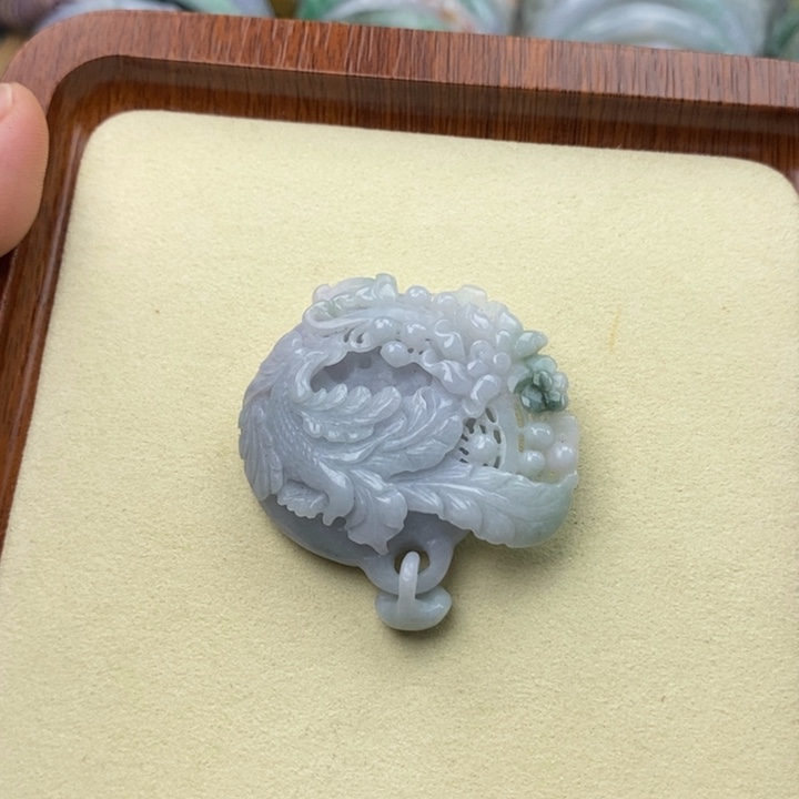 翡翠未镶嵌颈饰凤穿牡丹