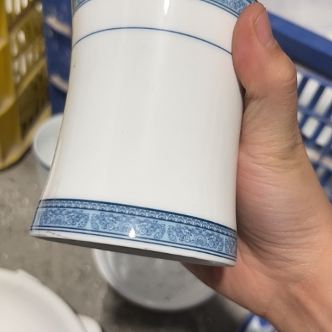 陶瓷笔筒一个陶瓷