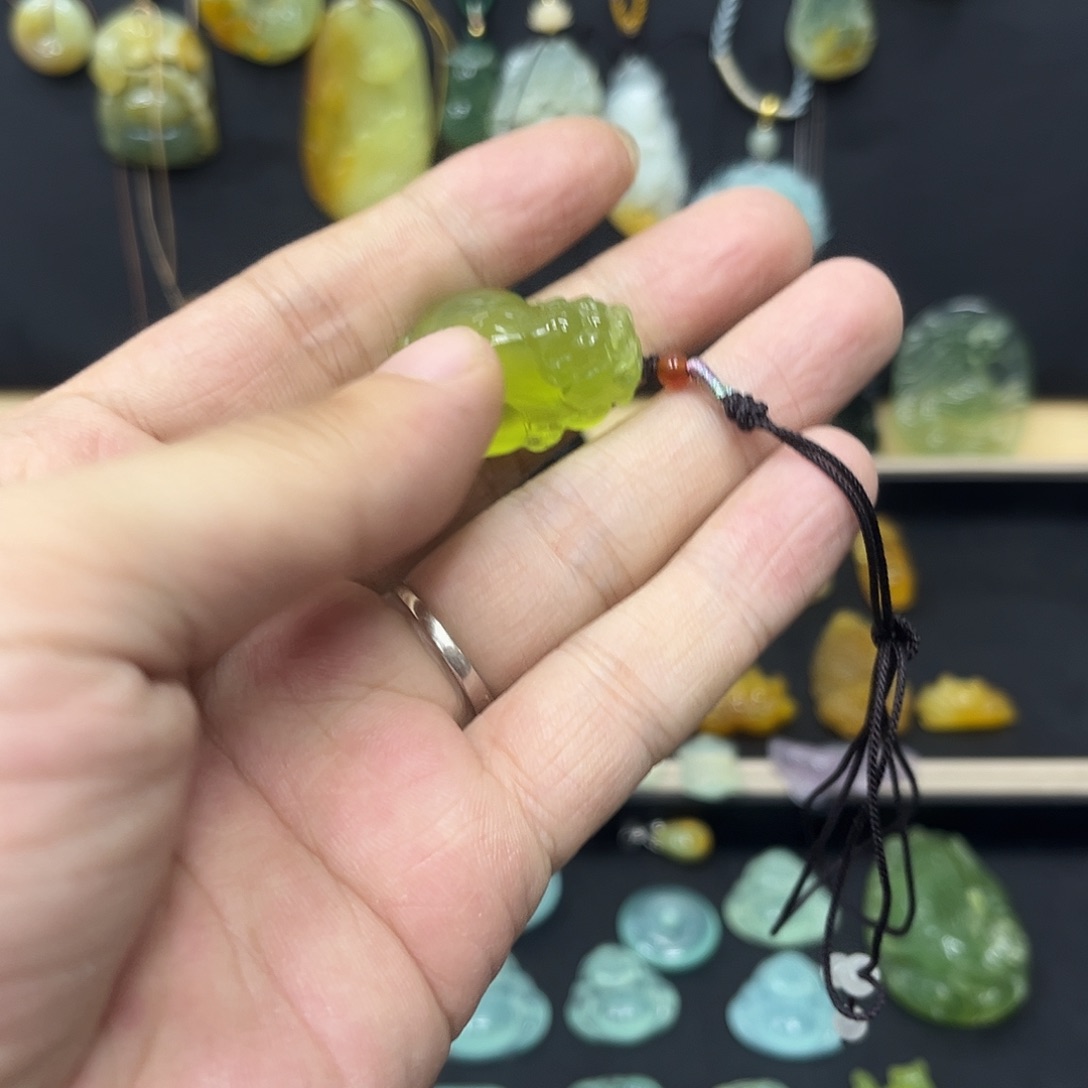 蛇纹石玉未镶嵌颈饰