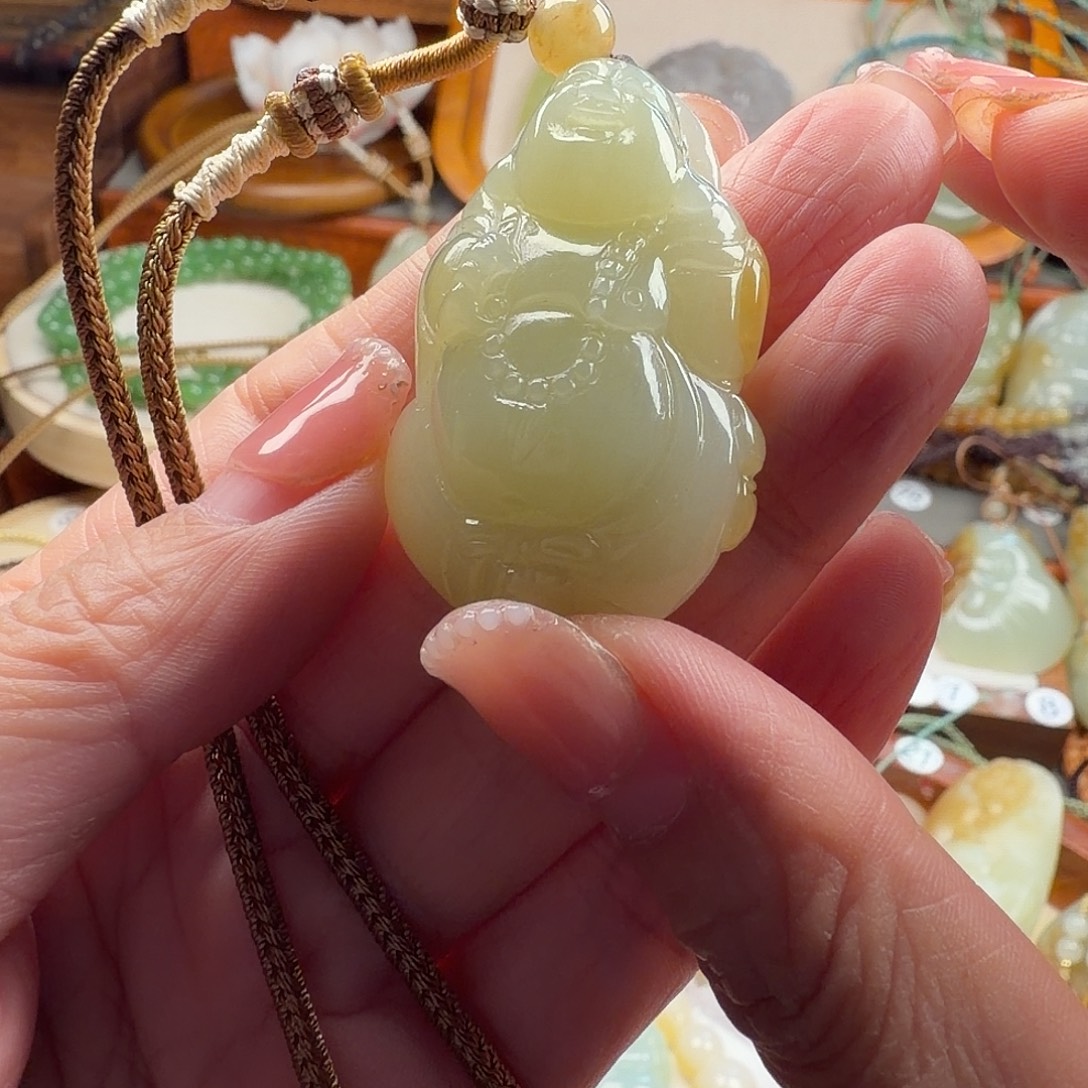 轻****和田玉未镶嵌颈饰