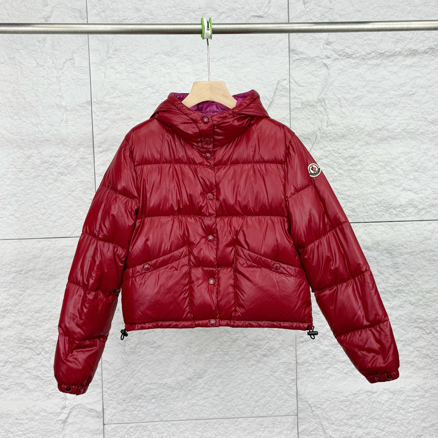 99新 MONCLER 2码/红色徽标袖标连帽羽绒外套/18304435