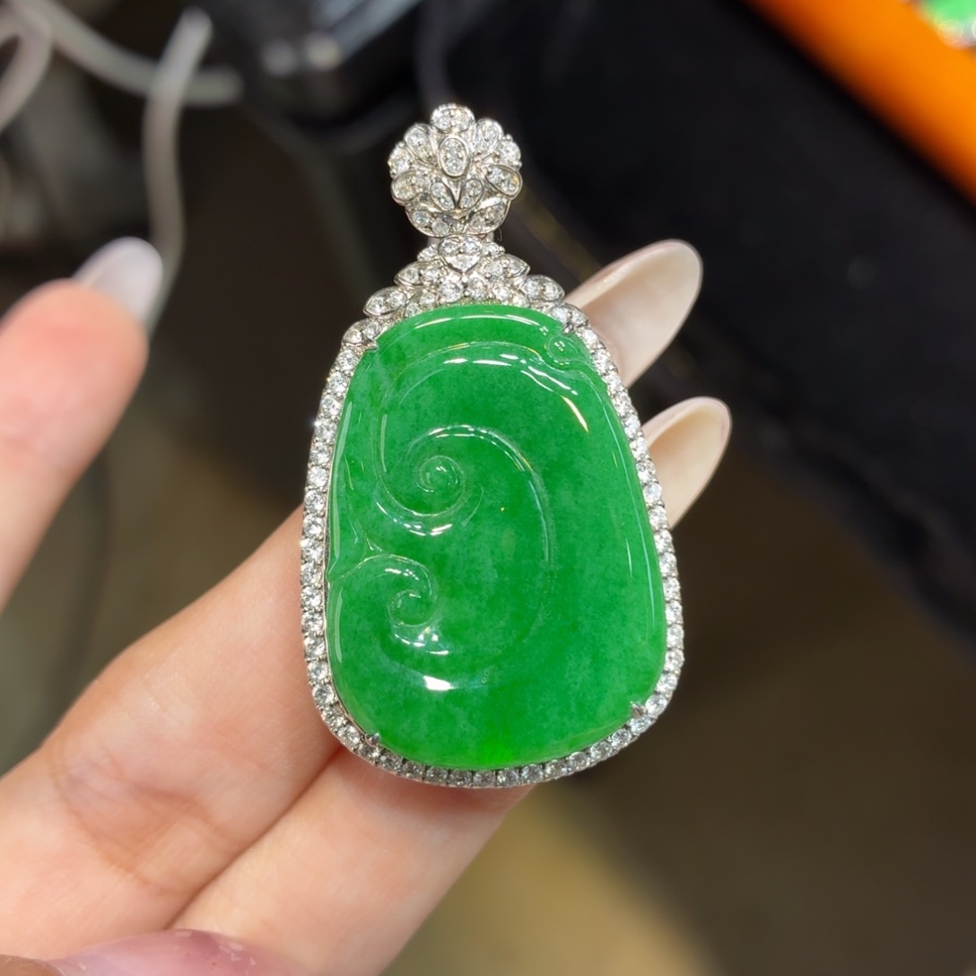翡翠18K金镶嵌颈饰天然缅甸翡翠