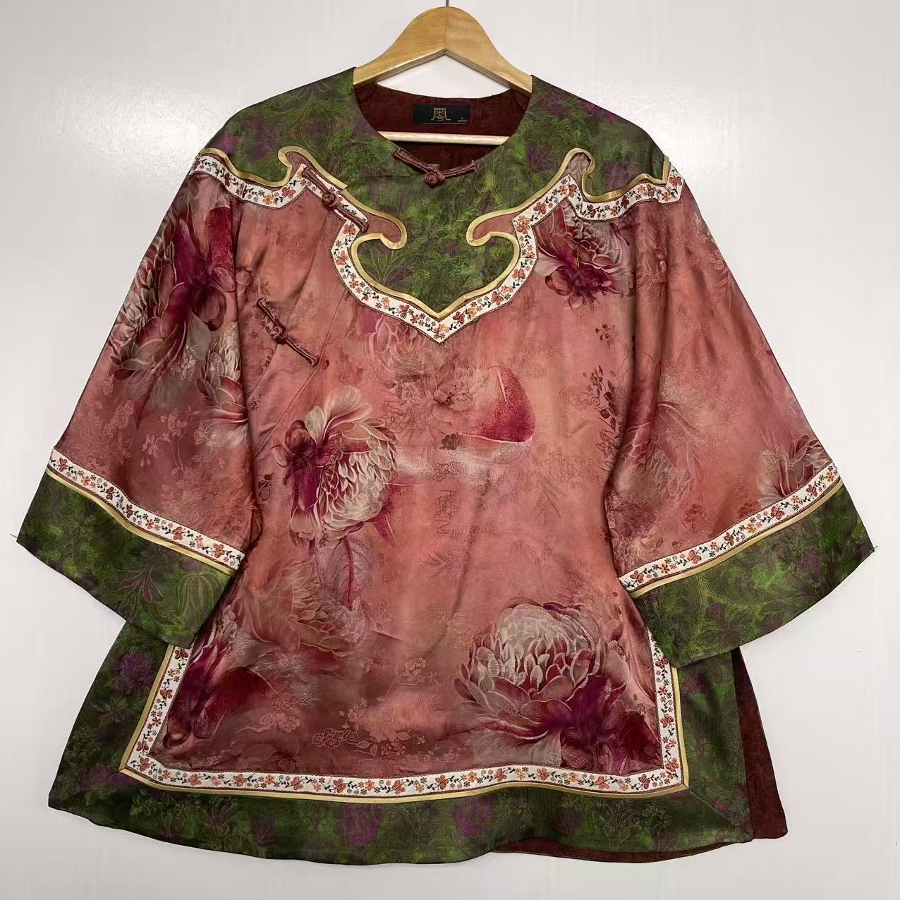 （LS572-3）凤徕兮私人定制粉花荷花拼绿色如意边斜襟盘扣太太服