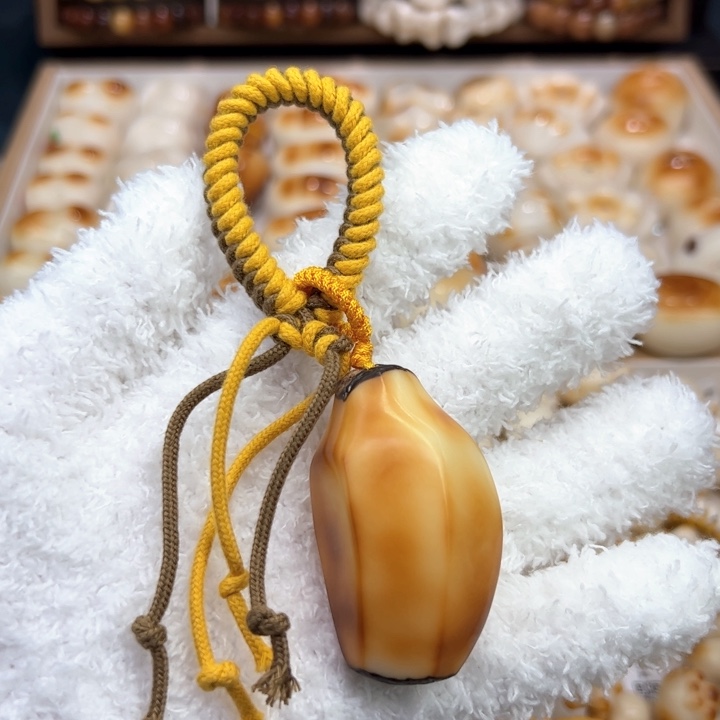 白玉菩提把件87 象牙果原果雕刻香蕉手把件