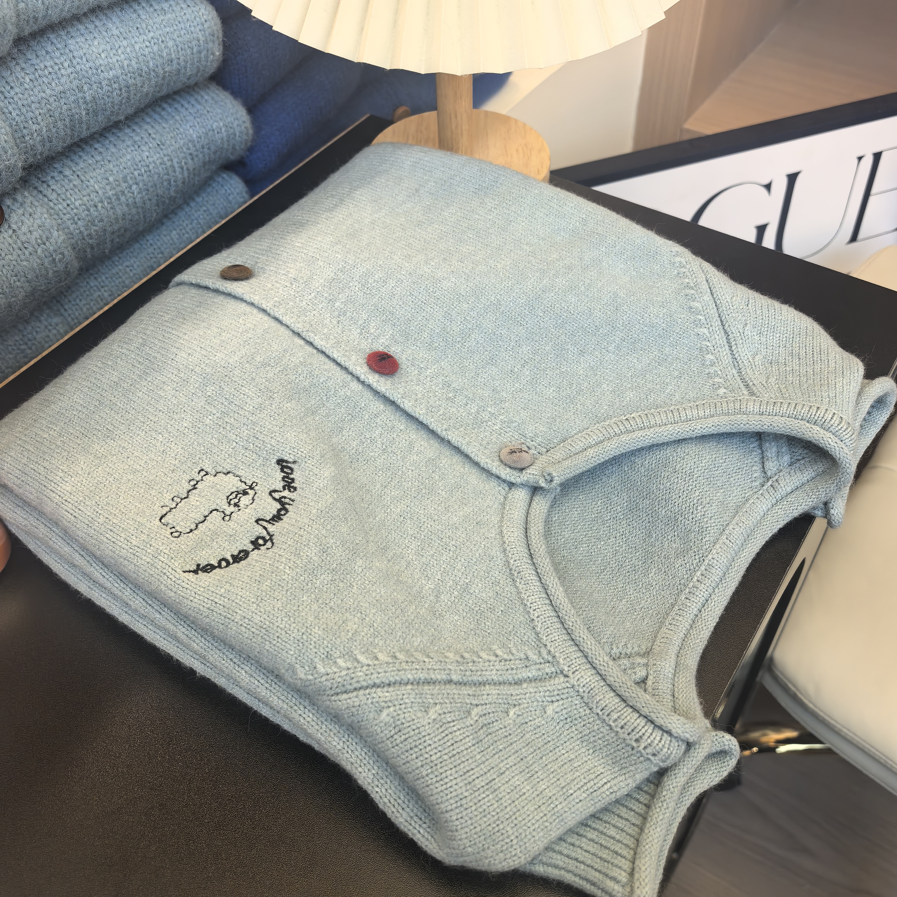 湖蓝色磨砂摩卡豆针织小羊开衫150