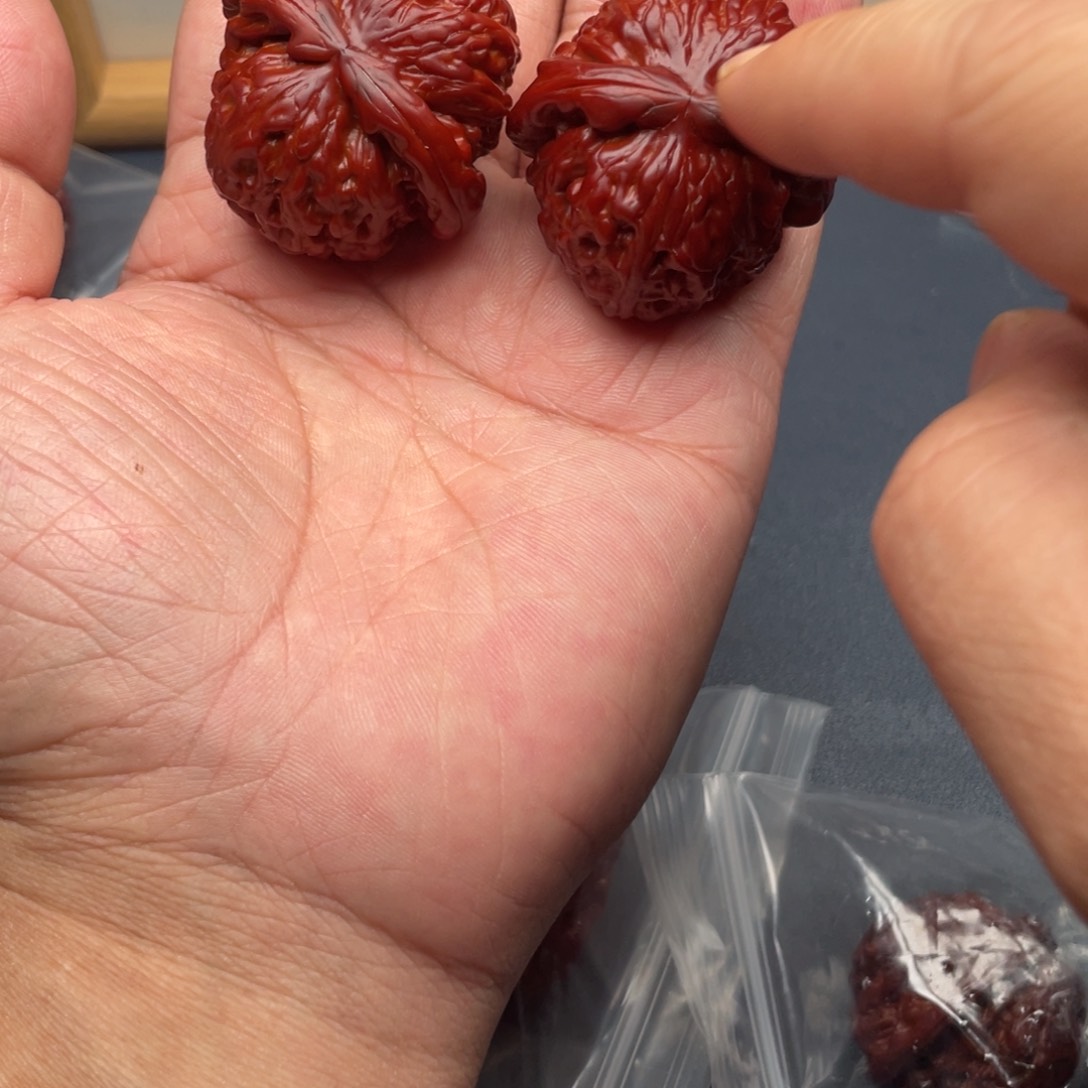 文玩核桃把件人****。核桃