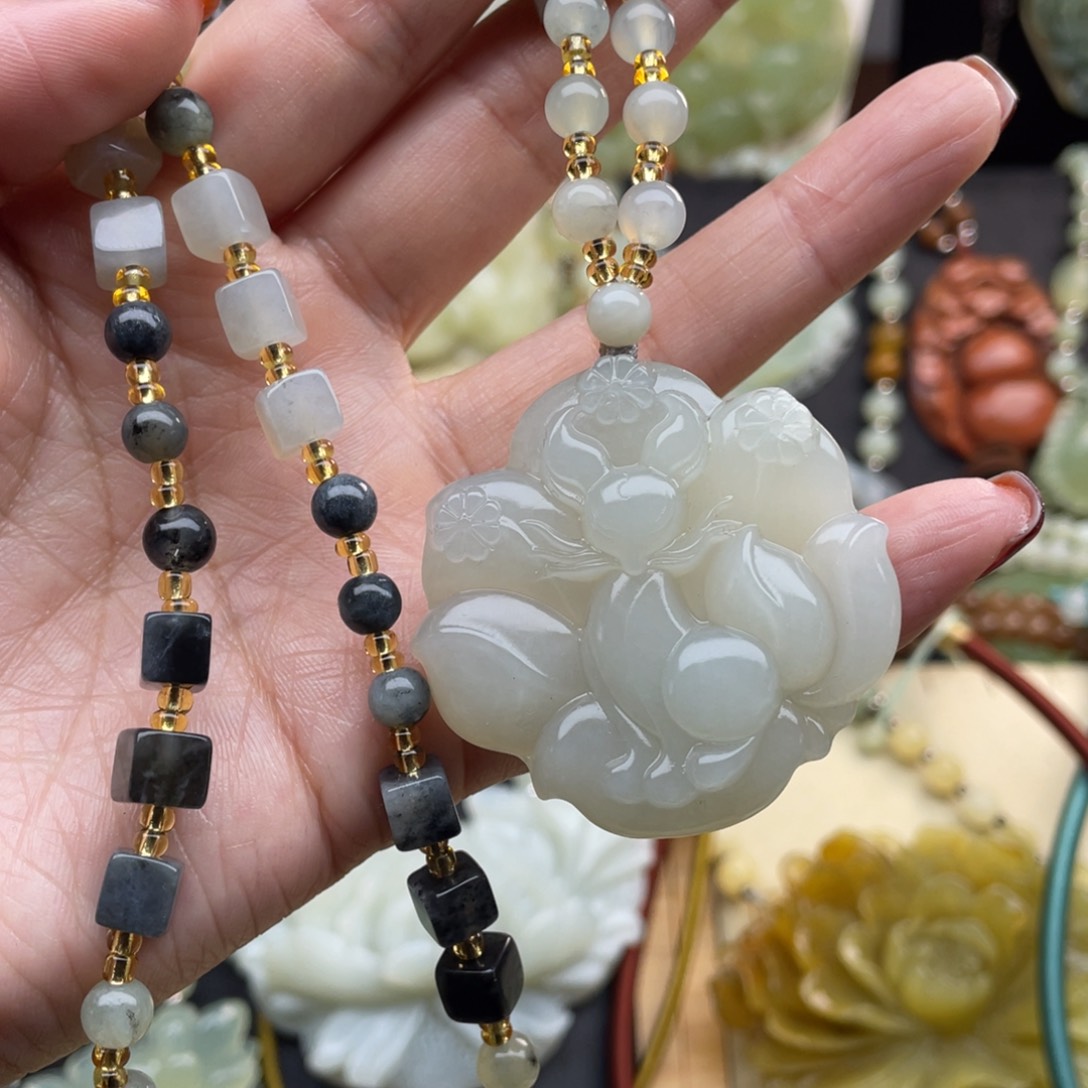 蛇纹石玉颈饰未镶嵌