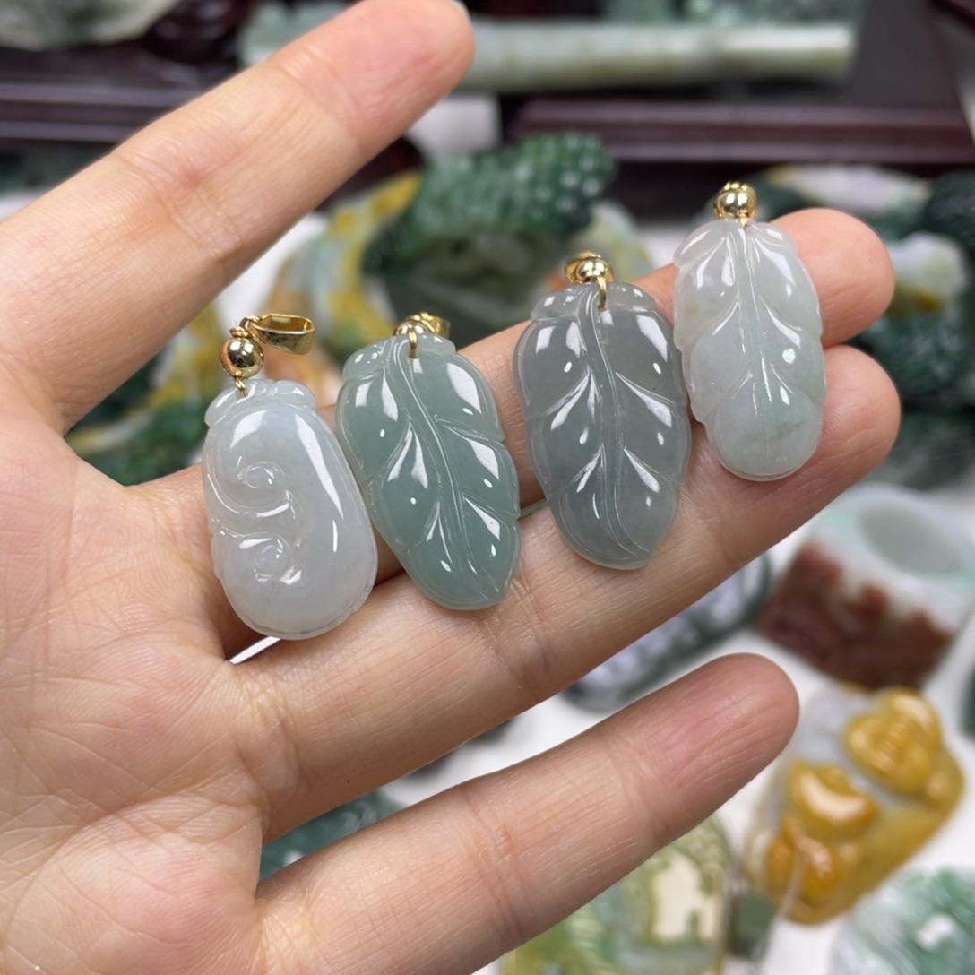 紫***雨翡翠未镶嵌颈饰牌子