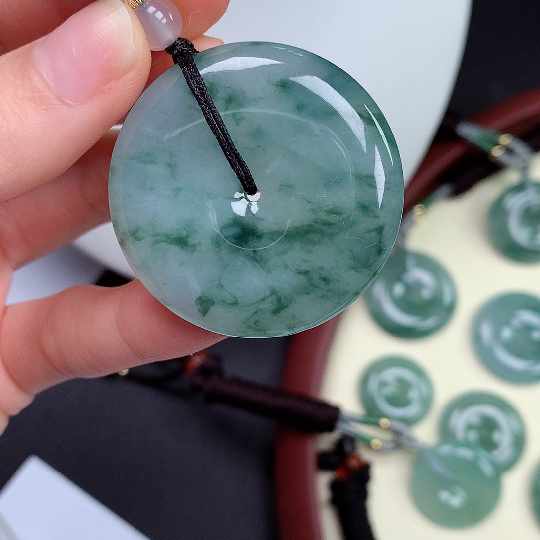 翡翠颈饰未镶嵌平安扣