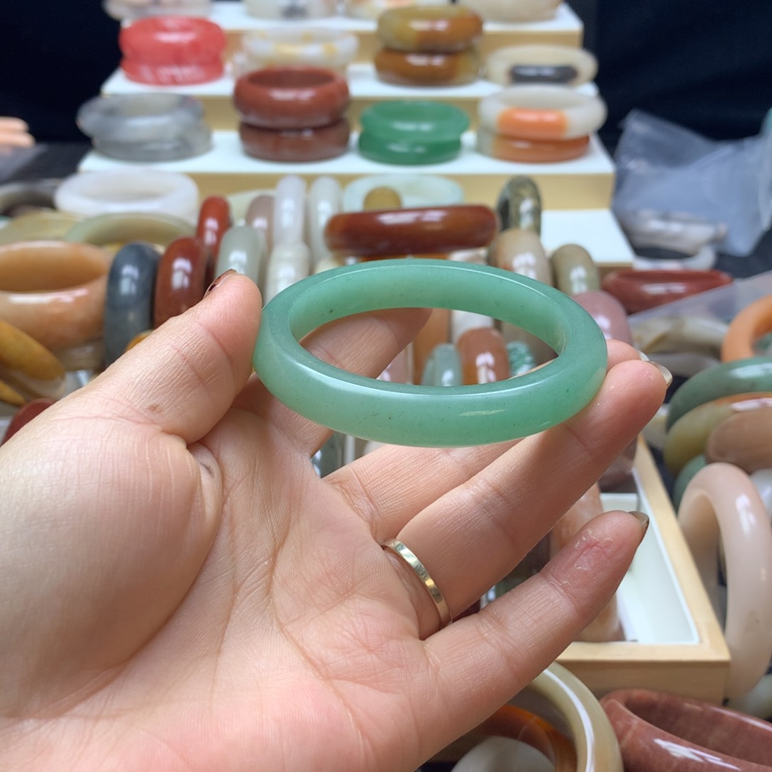 石英质玉手镯未镶嵌