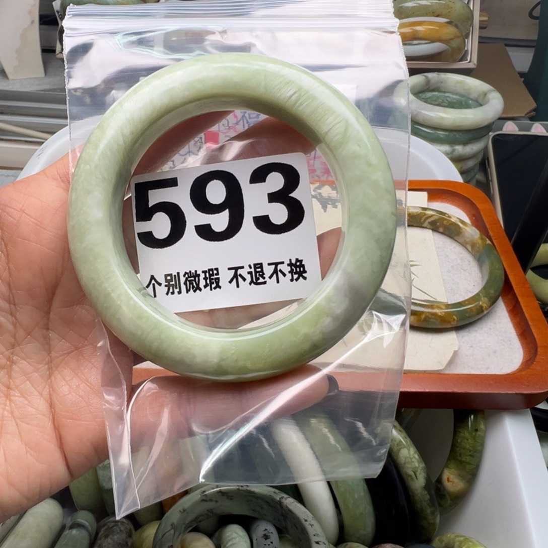 张***猪蛇纹石玉未镶嵌手镯593