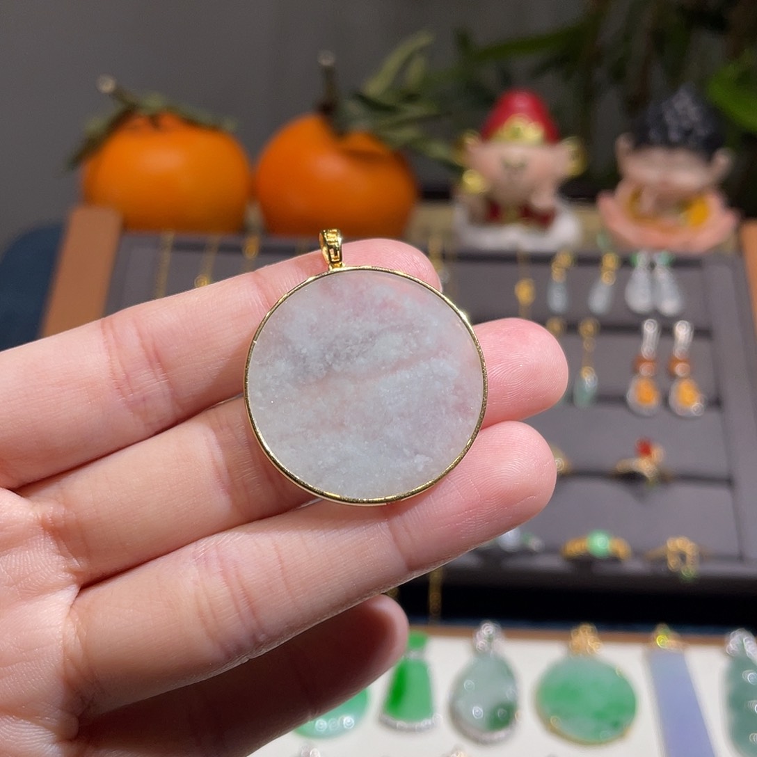 翡翠吊坠(不含链)18K金镶嵌冰种雪花棉无事牌