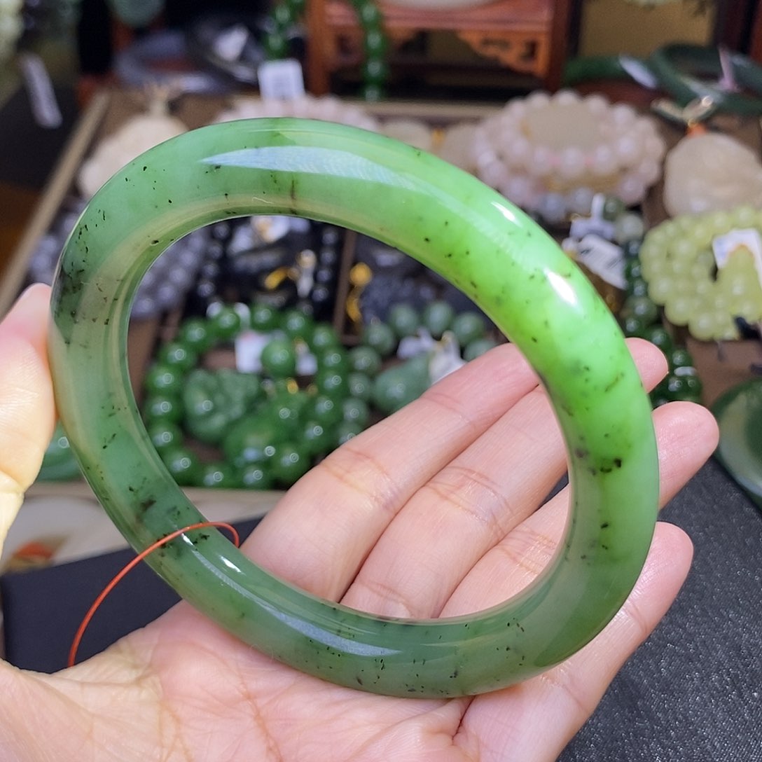 和田玉未镶嵌61.8 乌兰海碧玉猕猴桃圆条手镯清货价