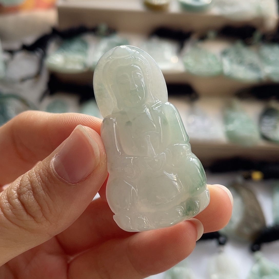 翡翠未镶嵌颈饰观音