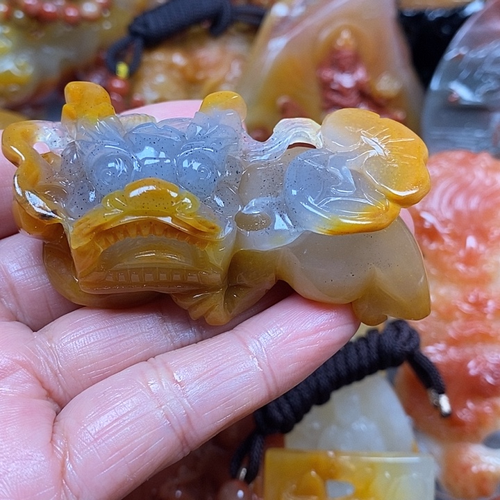 嘚***嘚石英质玉（黄龙玉）合金颈饰