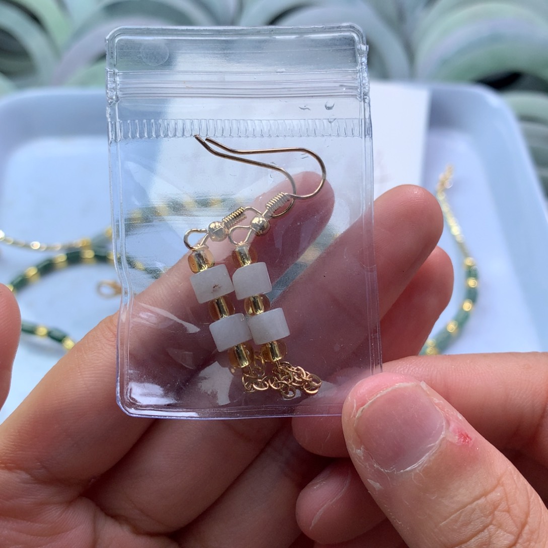 翡翠未镶嵌耳饰多样性发其一