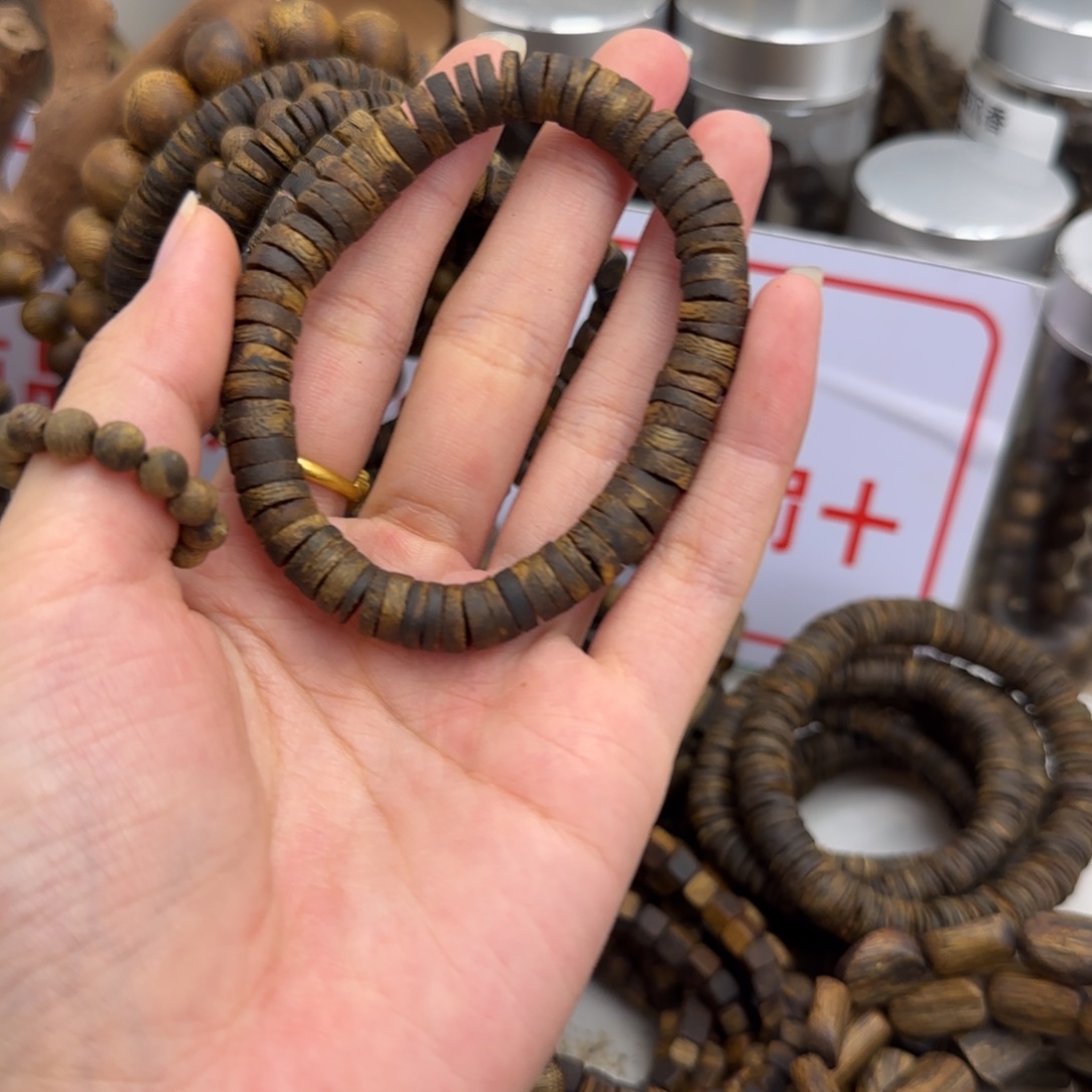 劳***。沉香香囊沉香奇楠沉香卡8药片