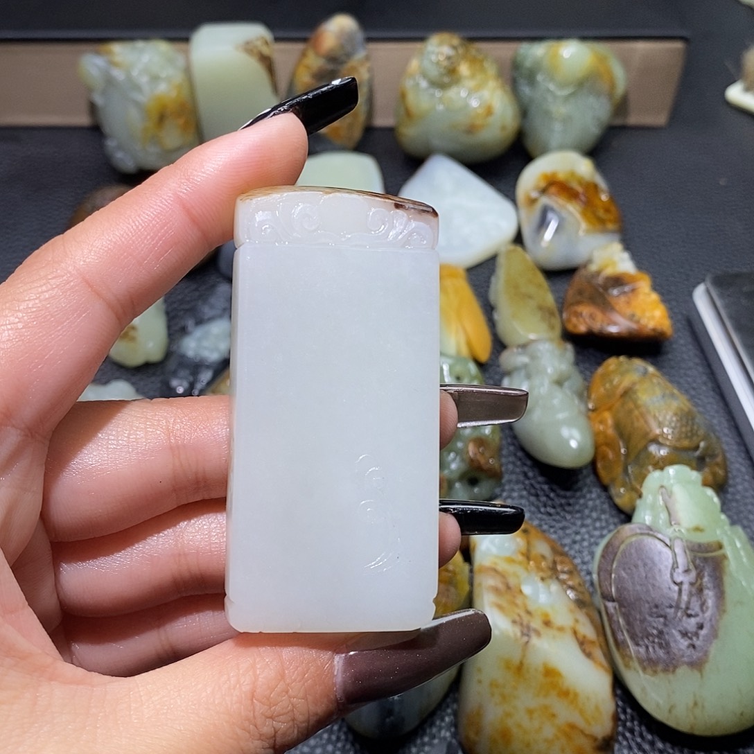 用***0和田玉未镶嵌颈饰