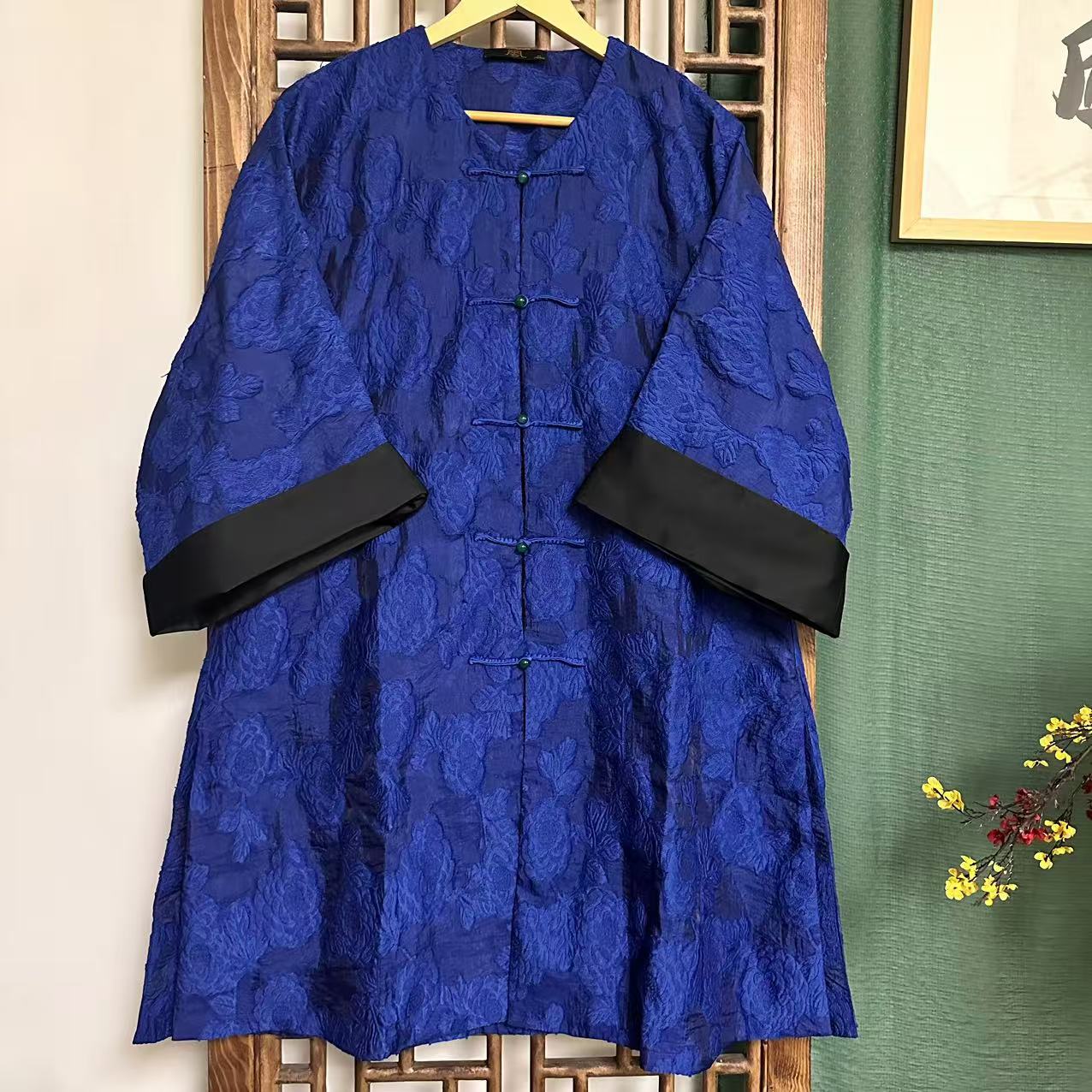 凤徕兮私人定制蓝底提花黑色翻边袖盘扣V领风衣（HY1080-2）