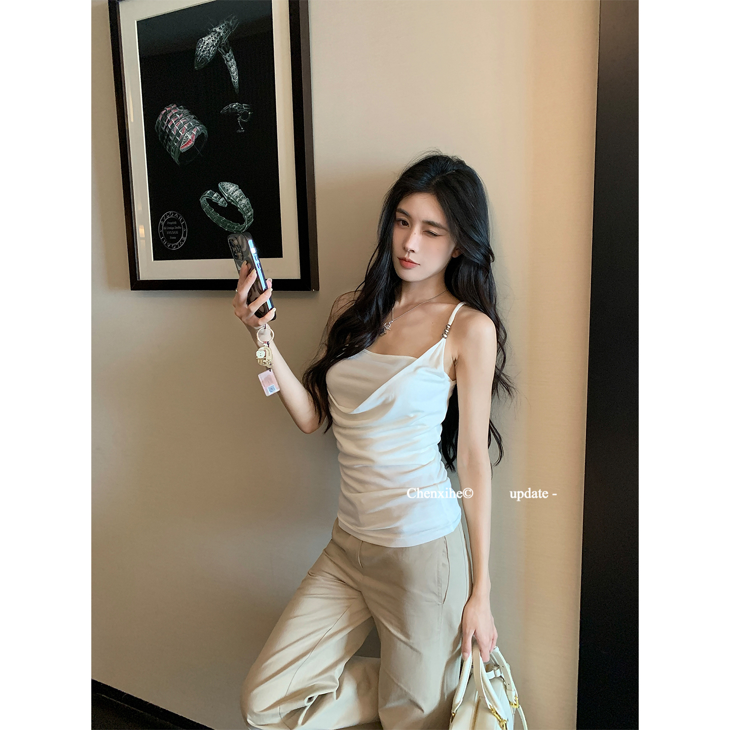 何晨曦 珠子装饰肩带垂坠感吊带莱赛尔新款显瘦露肩上衣 T0868D