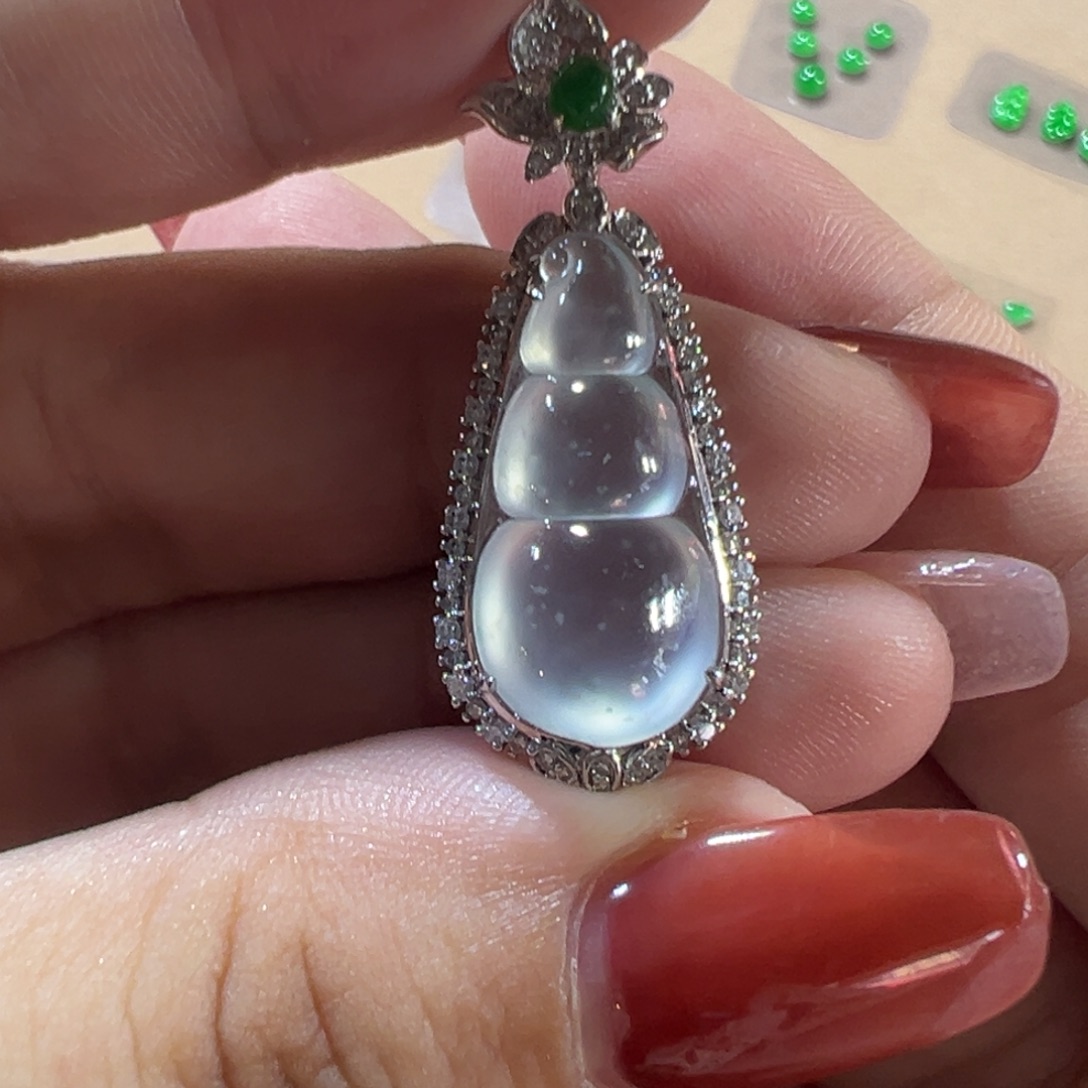 翡翠未镶嵌颈饰豆子