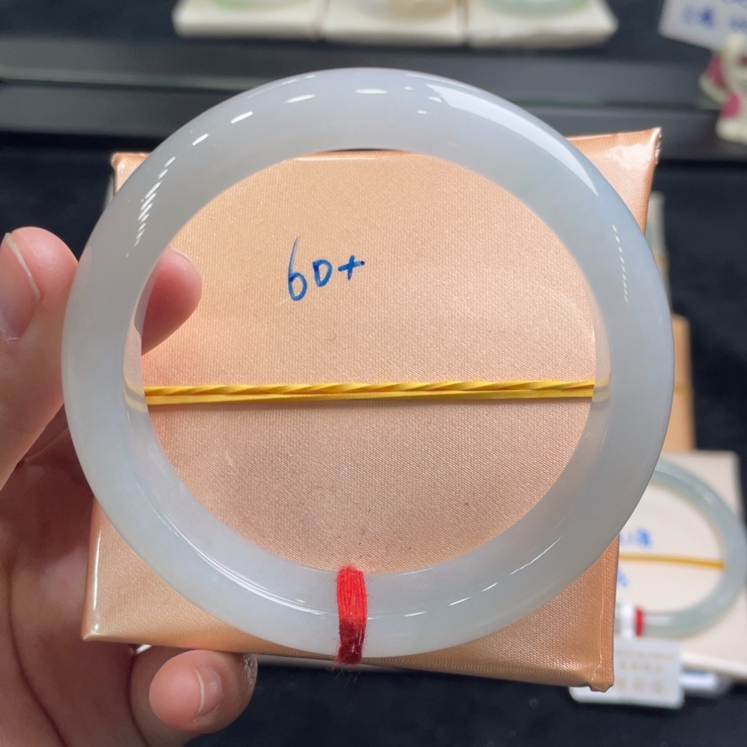 翡翠手镯未镶嵌翡翠手镯