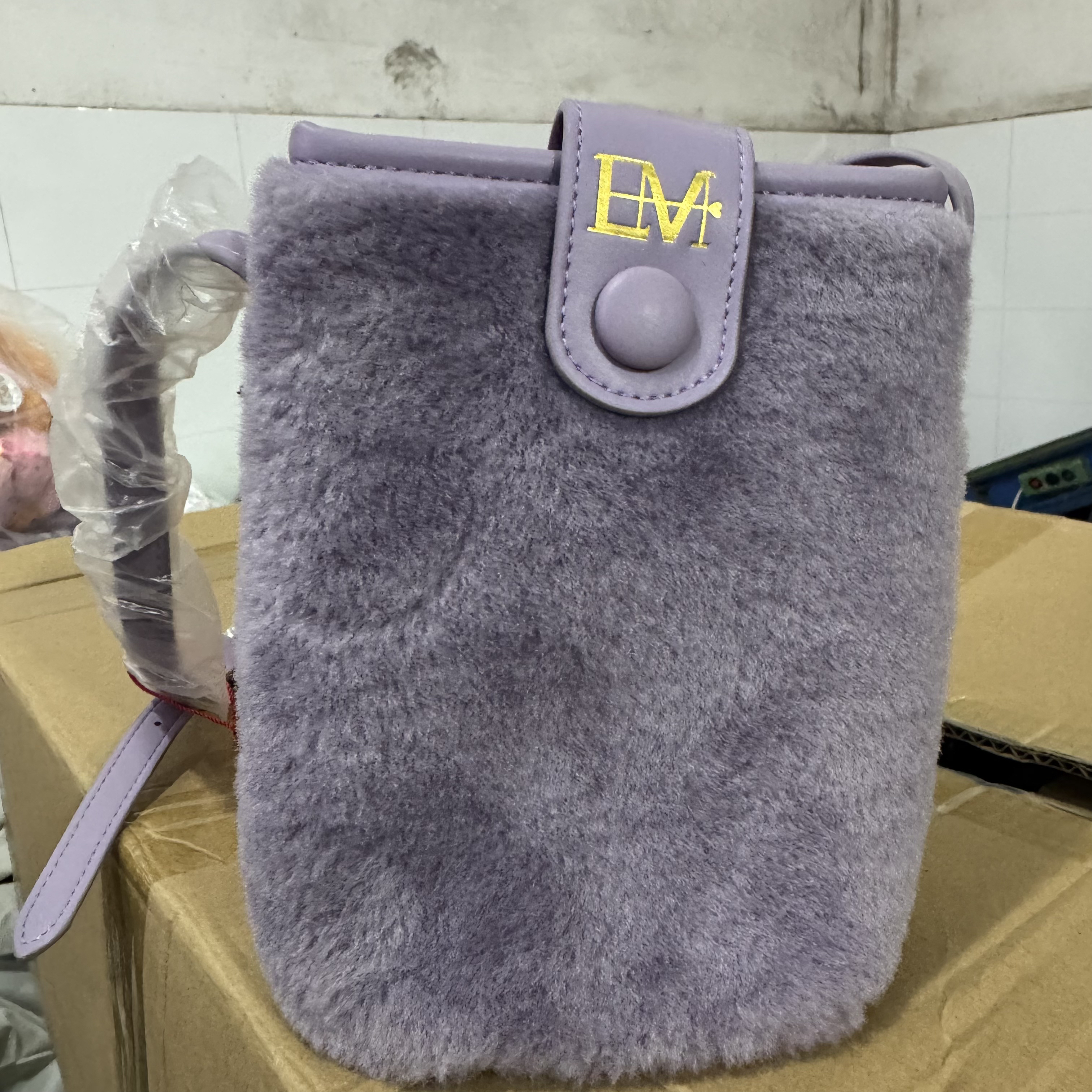 18*13*6.5cm 毛绒可斜挎手提内牛津布手机包