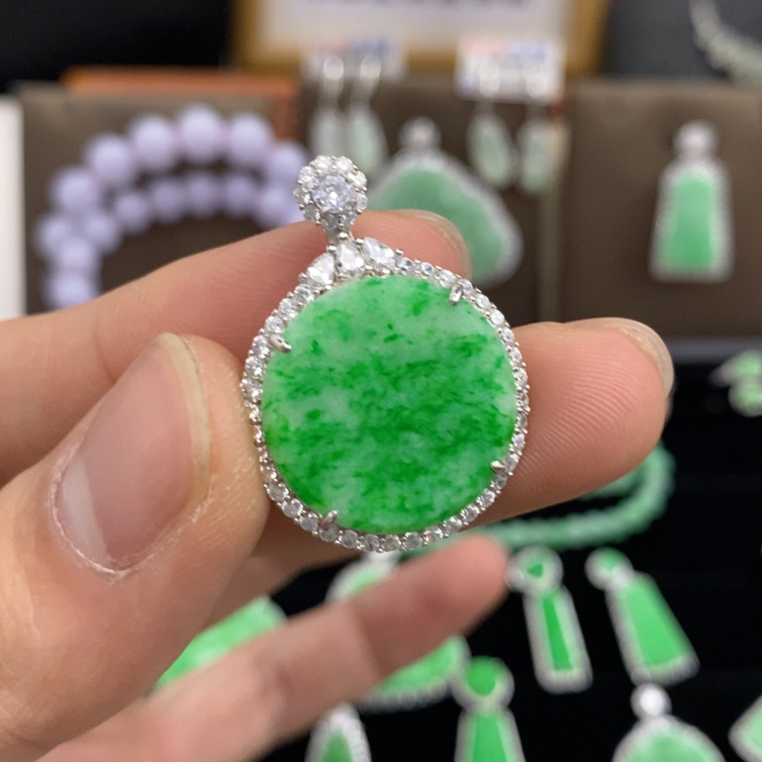 翡翠颈饰未镶嵌天然翡翠