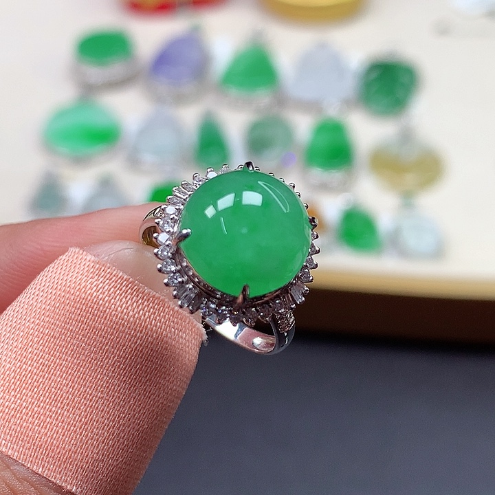 翡翠18K金镶嵌颈饰