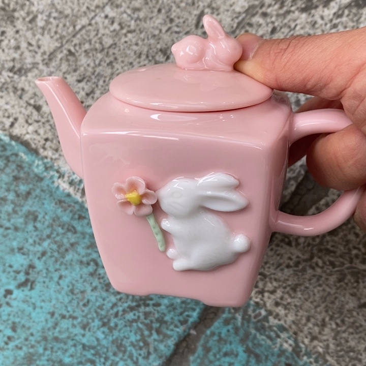 摆件陶红稀土雕刻兔方壶