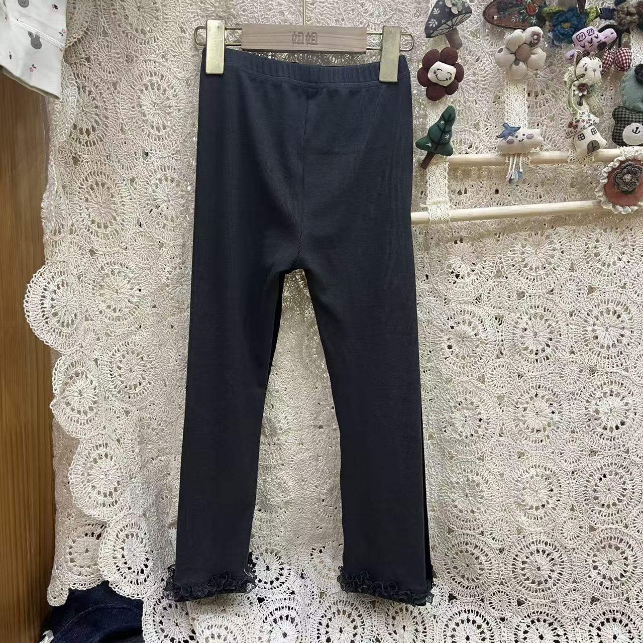 2025秋款儿童萌娃穿搭深灰色脚口蕾丝打底裤-sy3448