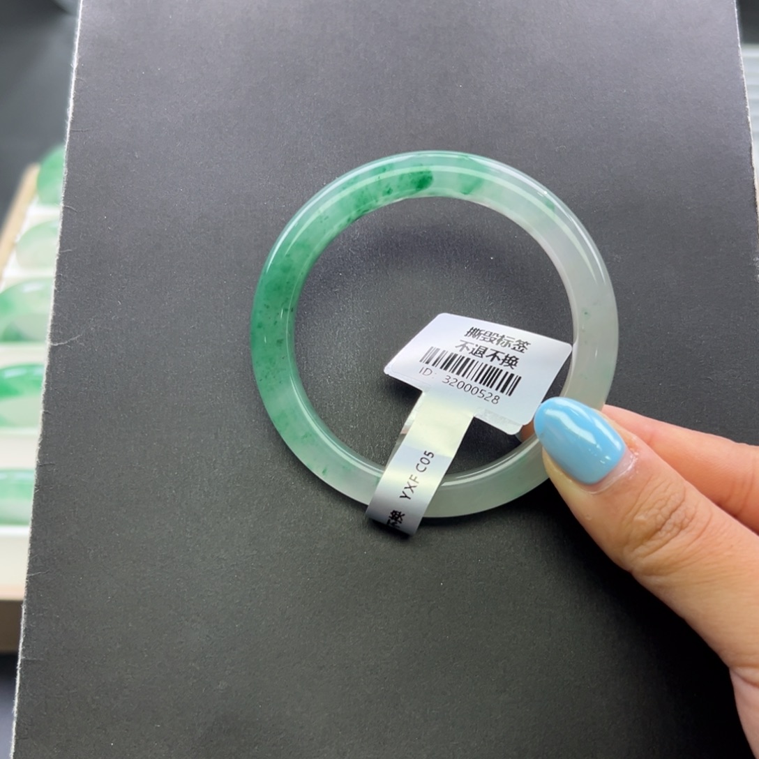 石英质玉未镶嵌手镯+周周54