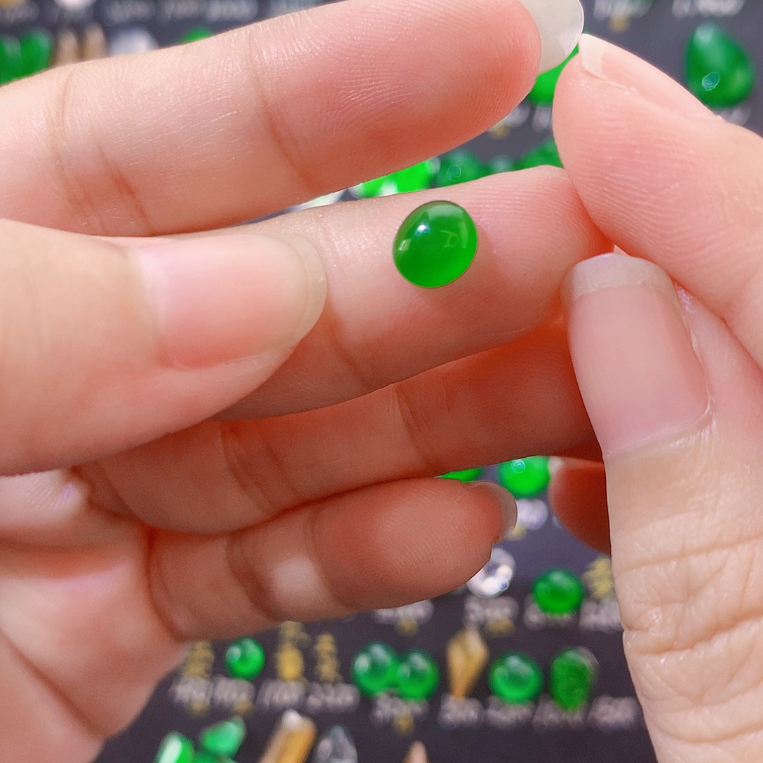 翡翠未镶嵌颈饰小绿蛋