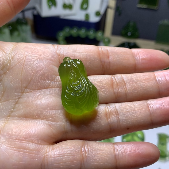 岫玉未镶嵌颈饰吊坠