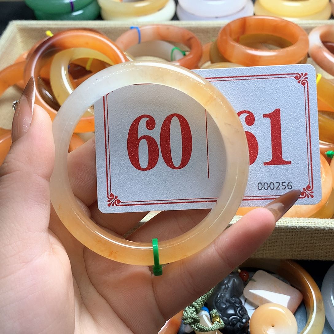 未镶嵌石英质玉（黄龙玉）手镯