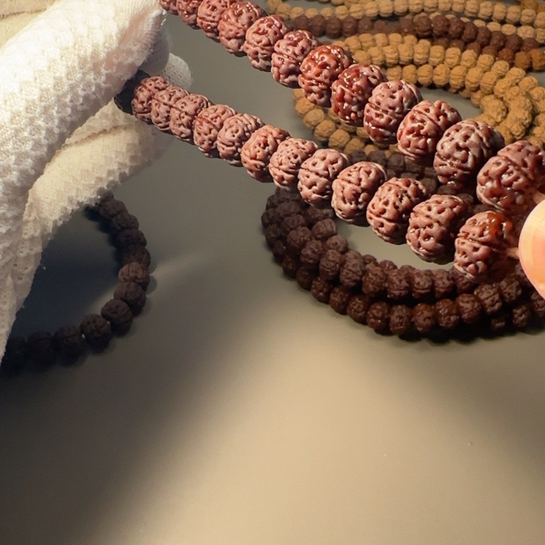 骑***虎金刚菩提吊坠顶级勿里达老树王手持