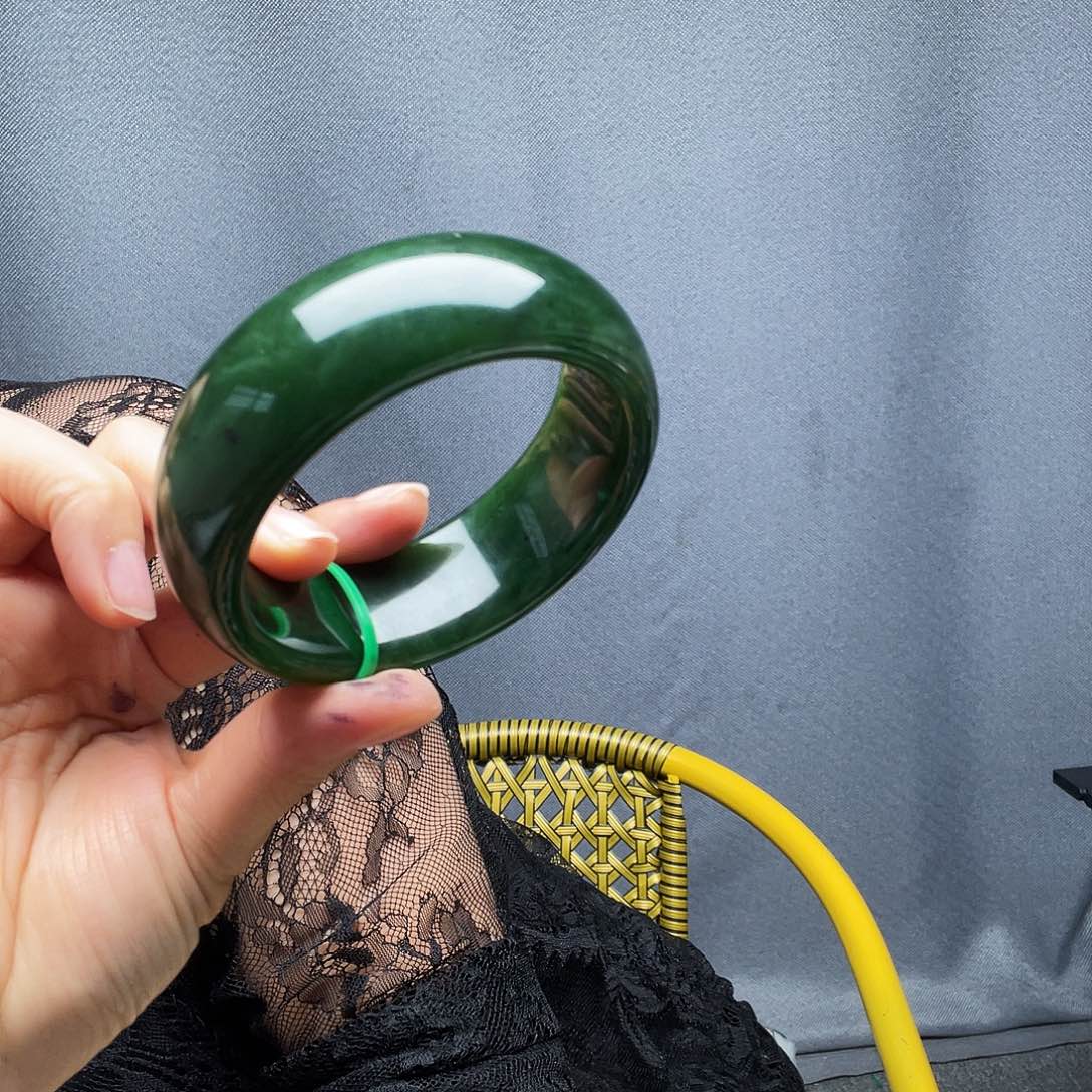 王***歆和田玉未镶嵌手镯