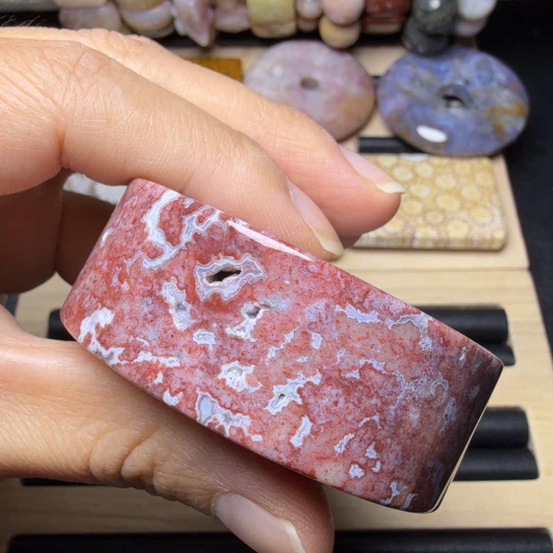 石英质玉未镶嵌紫红灰白 半山半水，再生花纹