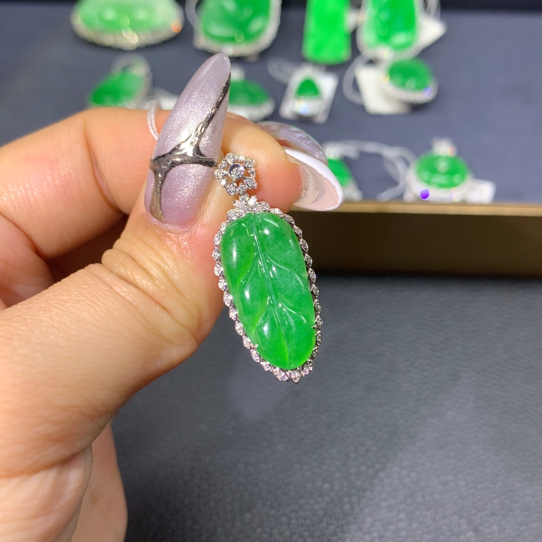 翡翠颈饰18K金镶嵌翡翠