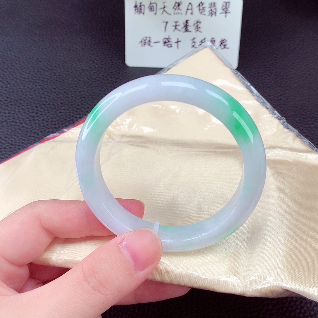 翡翠手镯未镶嵌翡翠