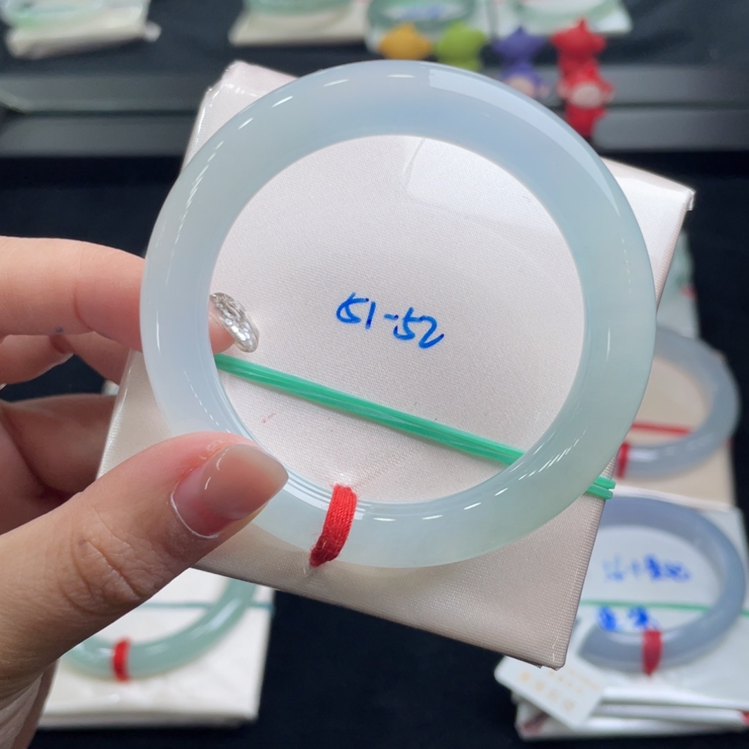 翡翠手镯未镶嵌翡翠