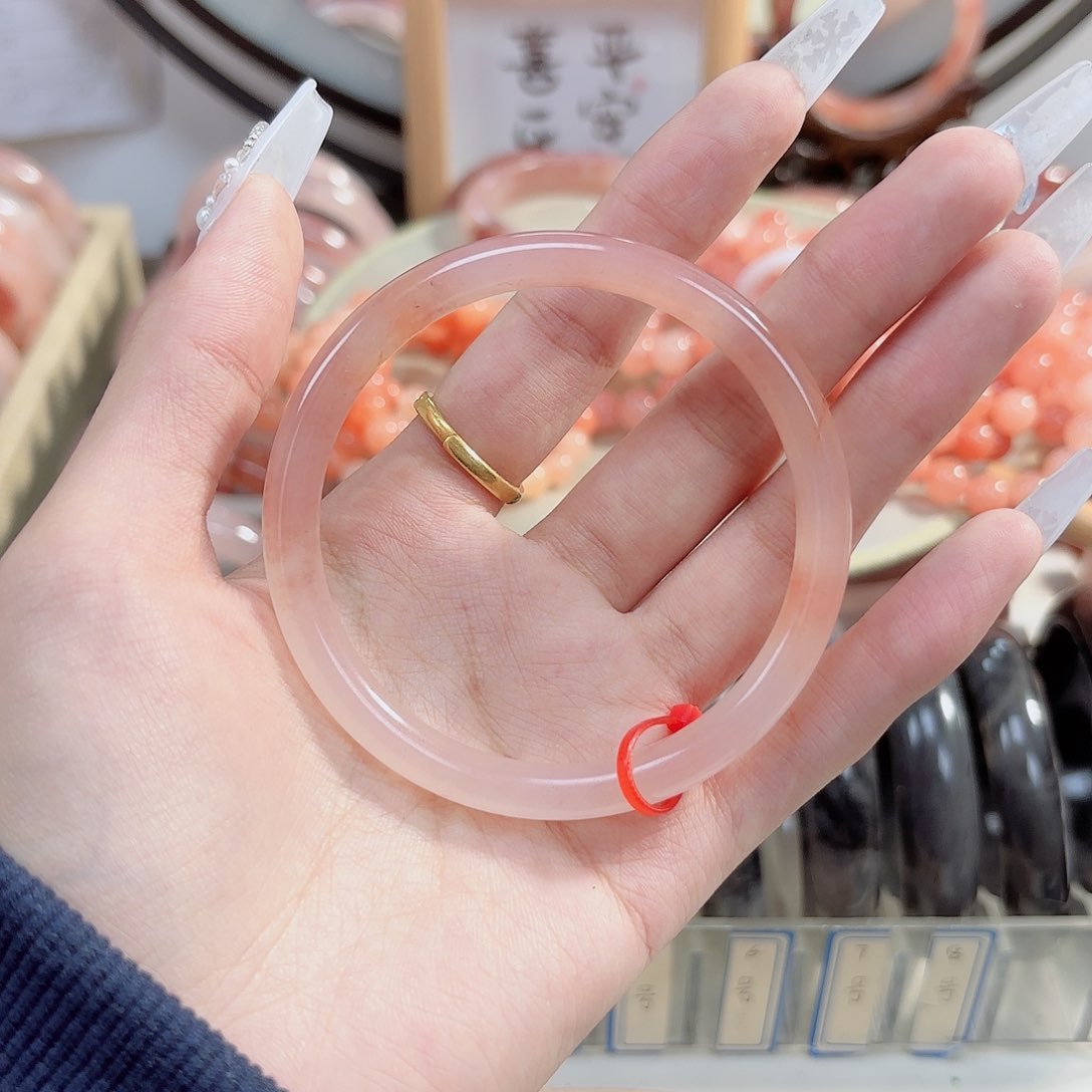 石英质玉手镯未镶嵌黑*瑰