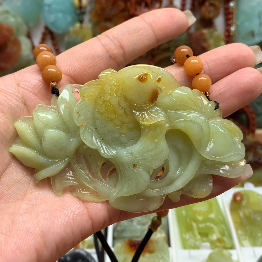 蛇纹石玉颈饰未镶嵌