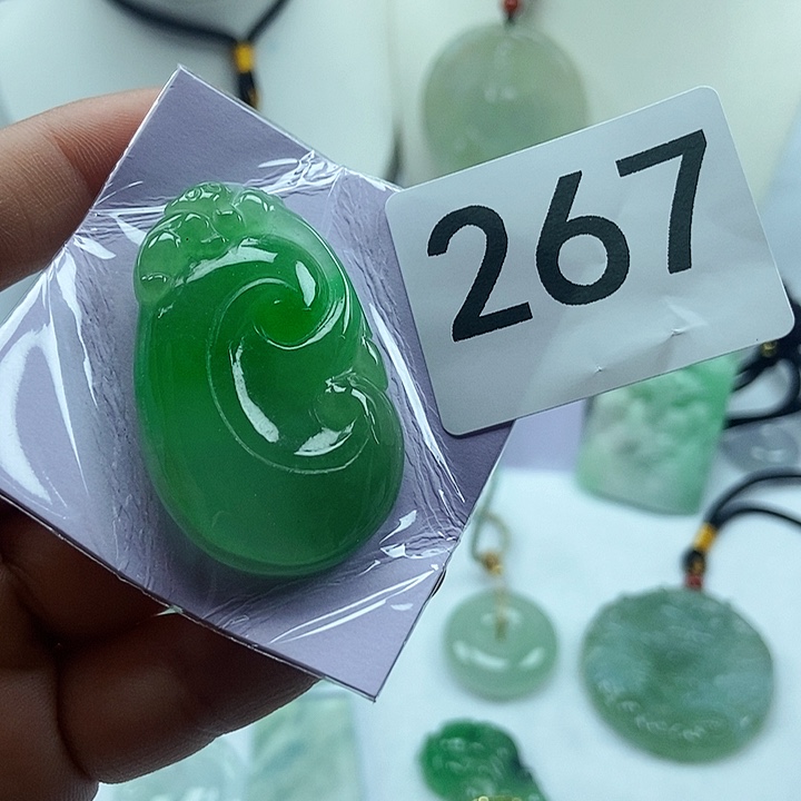 翡翠吊坠(赠链)未镶嵌