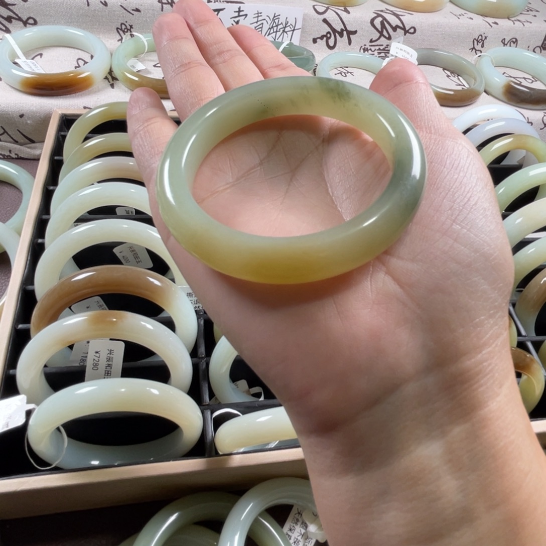 和田玉未镶嵌手镯