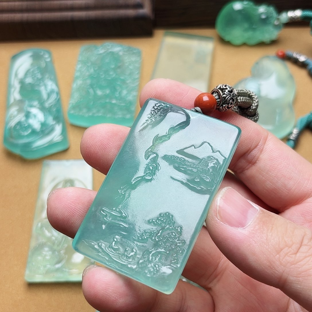 蛇纹石玉颈饰合金